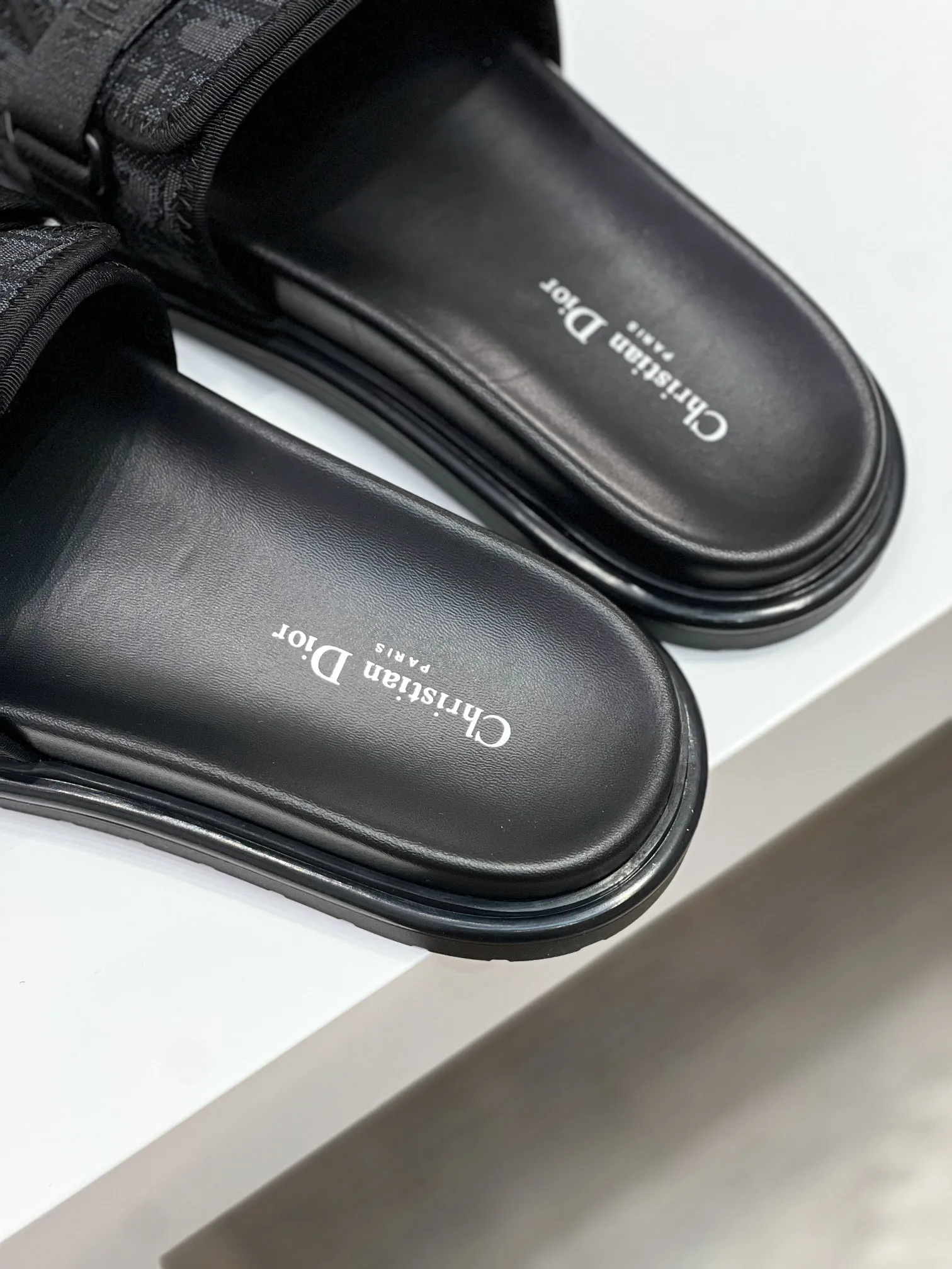 Men's men's shoes 💰320 [DIOR] top version. 2024ss Dior’s latest men’s slippers are a must-have. Dior Alias ​​Men's Genuine Leather Slippers This summer new Alias ​​sandal embodies a casual and elegant style. Carefully crafted from grained cow leather and Oblique printed fabric, with cowhide lining! Cross-strap design with metal-clad brass CD Diamond logo. The imported cowhide leather and rubber sole adds sophistication and comfort, while Oblique print-effect anti-slip panels add style. Size39-44 (38.45 customized)